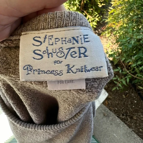 Stephanie Schuster latte brown ribbed neckline 3/4 sleeves ribbed cuffs and hem - Picture 7 of 9